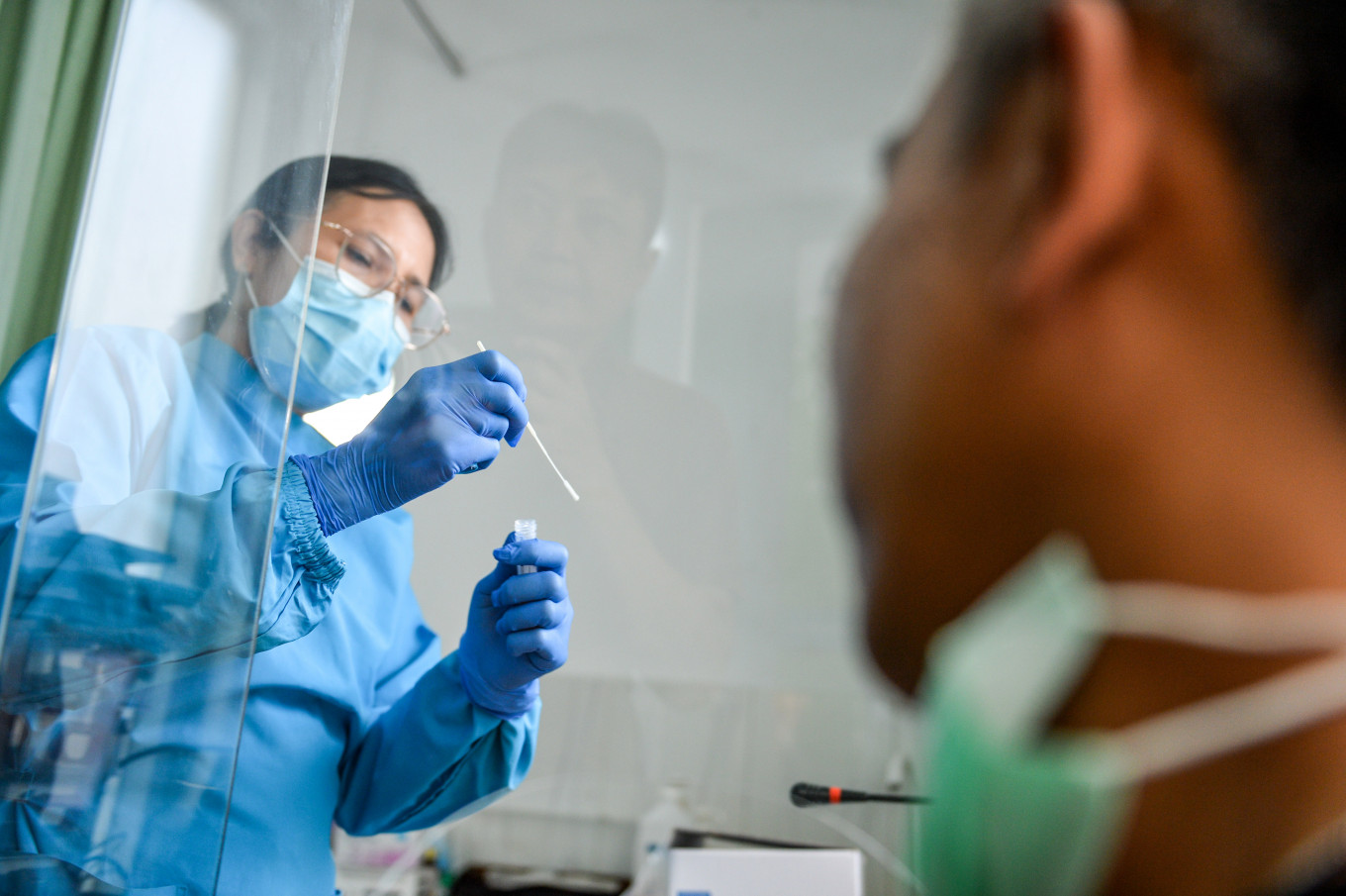 Catch it early: A health worker places a patient&rsquo;s sputum sample into a viral transport medium on Monday during
an early detection screening process for &ldquo;super flu&rdquo; at the Padasuka community health center (Puskesmas) in Bandung, West Java. The Health Ministry designated the Padasuka Puskesmas as the only sentinel Influenza-Like Illness (ILI) research and development pilot health center in West Java for collecting samples for early detection of influenza, including the so-called super flu.