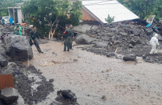 Rescue teams assisted by local residents conducted a search for flash flood victims on Jan. 5, 2026, in Sitim District, Sitaro Island, in North Sulawesi. At least 16 people were killed and 18 others injured after heavy rain triggered flash floods on the island.