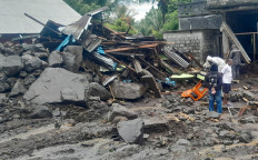 Fatal flooding: Joint rescue workers, assisted by local residents, search for victims of flash floods on Jan. 5, 2026, in East Siau district, Siau-Tagulandang-Biaro (Sitaro) Islands regency, North Sulawesi. According to the Sitaro Islands regency administration, the flash floods killed 17 people and left two others missing.