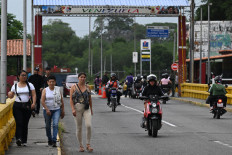 People cross the Francisco de Paula Santander International Bridge on the border with Venezuela on Jan. 6, 2026, in Cucuta, Colombia.
