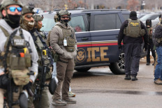 US Homeland Security Investigations (HSI) agents stand guard at the Bishop Henry Whipple Federal Building in Minneapolis, Minnesota, on January 8, 2026. 