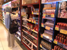 Beauty on display: A store worker arranges beauty products on Jan. 9, at a health, beauty and personal care retail store inside a shopping mall on Jl. Basuki Rachmat in East Jakarta.