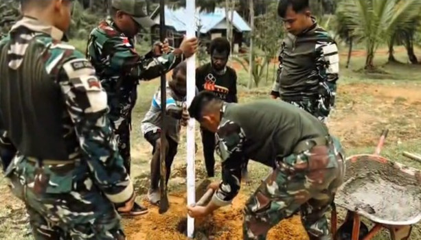 Soldiers from the Yogyakarta-based Infantry Battalion (Yonif) 403/Wirasada Pratista work together with villagers to install a solar-powered lighting pole in Asiki village, Jair district, Boven Digoel regency, South Papua, in this undated picture released on Friday, Jan. 9, by the Defense Ministry. Yonif 403 is currently conducting border security duties under the Border Security Operations Command (Koops Pamtas) Swasembada in South Papua.