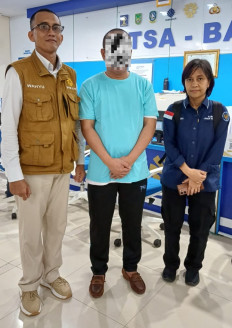 Consular diplomat at the Indonesian Consulate General in Johor Bahru, Johor state, Malaysia, Leny Marliani (right) flanks an Indonesian migrant worker identified as MRI (center) on Jan. 5, 2026, from South Sulawesi, after he was acquitted of murder at the Temerloh High Court in Temerloh, Pahang state, Malaysia.