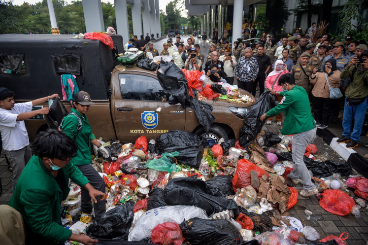 University students dump bags of garbage at the South Tangerang mayor&rsquo;s office in Banten during a demonstration on Jan. 8, 2026, urging the local administration to take concrete actions in solving the city&rsquo;s waste problem.