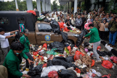 University students dump bags of garbage at the South Tangerang mayor&rsquo;s office in Banten during a demonstration on Jan. 8, 2026, urging the local administration to take concrete actions in solving the city&rsquo;s waste problem.