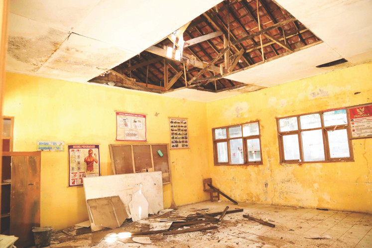 A collapsed ceiling (left) and the same classroom rebuilt with plastic bricks appear in this photomontage of SDN 4 Barusari elementary school in Garut, West Java.
