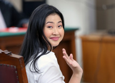 Defendant Laras Faizati Khairunnisa attends a verdict hearing against her on Jan. 15 at the South Jakarta District Court. Judges found Laras guilty of inciting mass violence through her social media post during the nationwide unrest in August 2025, but ordered her to walk free from prison.