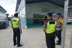 Police officers stand outside the nutrition fulfillment service unit (SPPG)&nbsp;Kuwaron 1 in Gubug district, Grobogan regency, Central Java, following a food poisoning incident on Tuesday, Jan. 13. Police have taped off the SPPG, suspending its operational activities. 