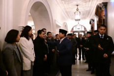  President Prabowo Subianto greets members of the Indonesian student diaspora at the hotel where he is staying in London on Jan. 18, 2026.