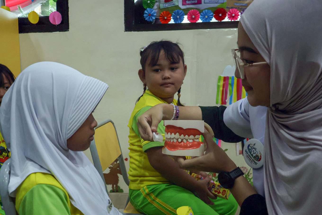 Smile squad: A health worker educates pupils on proper toothbrushing during the launch of the Healthy Children&rsquo;s Teeth Program on Jan. 19 at SPS Bale Bermain Rubah in Pasar Rebo, East Jakarta. 