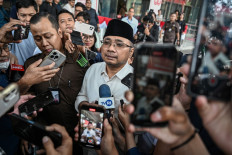 Former religious affairs minister Yaqut Cholil Qoumas (center, in white shirt) leaves the South Jakarta headquarters of the Corruption Eradication Commission (KPK) on Sept. 1, 2025, following his second interrogation as a witness in an ongoing probe into alleged misallocation of the haj quota in 2024 when he was a minister.