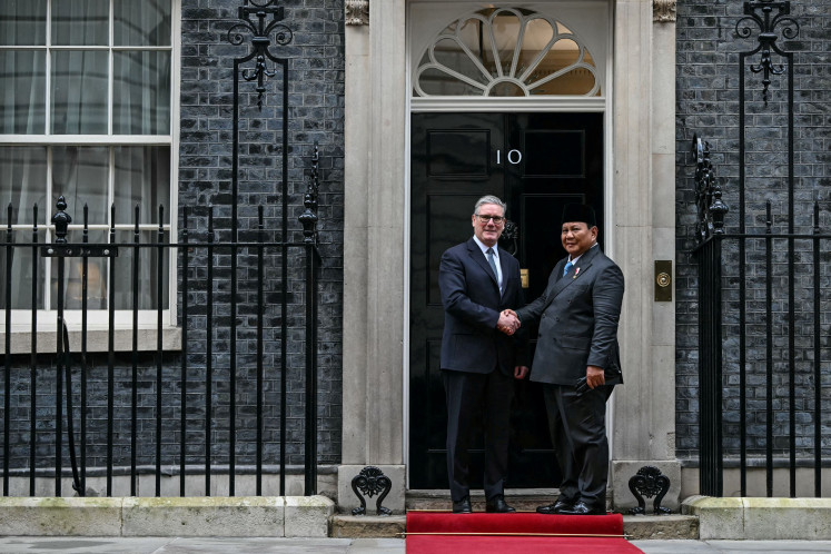 British Prime Minister Keir Starmer (left) and President Prabowo Subianto shake hands in the doorway of 10 Downing Street in Central London on Jan. 20, 2026, during the Indonesian leader&rsquo;s state visit to the United Kingdom.