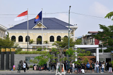 People gather in front of the Indonesian Embassy in Phnom Penh on Monday, Jan. 19, 2026. More than 400 Indonesians were freed by cyber scam networks in Cambodia this month, Jakarta said on the same day.