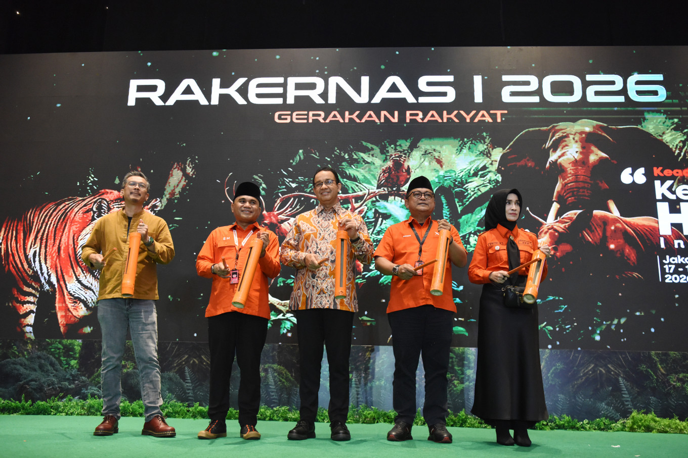 Chairman of the Gerakan Rakyat (People's Movement) Party Sahrin Hamid (second left), honorary member Anies Baswedan (center), head of the advisory council Sulfikar Amir (left), secretary-general M. Ridwan (second right) and treasurer Prita Subono (right) symbolically open the party's first national working meeting for 2026 in Jakarta on Jan. 17, 2026.