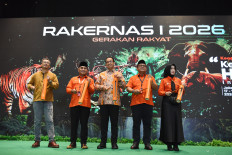 Chairman of the Gerakan Rakyat (People's Movement) Party Sahrin Hamid (second left), honorary member Anies Baswedan (center), head of the advisory council Sulfikar Amir (left), secretary-general M. Ridwan (second right) and treasurer Prita Subono (right) symbolically open the party's first national working meeting for 2026 in Jakarta on Jan. 17, 2026.