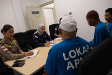 An Indonesian police officer (left) and two diplomats from the Indonesian Consulate General in Johor Bahru interview three Indonesians arrested by the Malaysian Maritime Enforcement Agency for allegedly smuggling 25 tonnes of tin sand to Malaysia in this undated picture issued on Jan.21, 2026. Despite regulations banning the export of tin ore unless it is refined to 99.99 percent, there have been still many attempts to smuggle raw&nbsp;tin abroad.