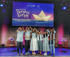 Dream team: Key figures behind the Perahu Kertas musical, including Trinity Entertainment Network CEO Yonathan Nugroho (left), Indonesia Kaya manager Billy Gamaliel (second left), novelist Dewi Lestari (third left), producers Eunike Elisaveta (third right) and Chriskevin Adefrid, pose after a press conference at Galeri Indonesia Kaya in Central Jakarta on Nov. 18, 2025.