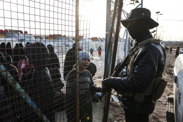 A member of Syria&rsquo;s Internal Security Forces stands guard on Jan. 21, 2026, at al-Hol detention camp for displaced persons in Hasakeh governorate.