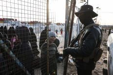 A member of Syria&rsquo;s Internal Security Forces stands guard on Jan. 21, 2026, at al-Hol detention camp for displaced persons in Hasakeh governorate.