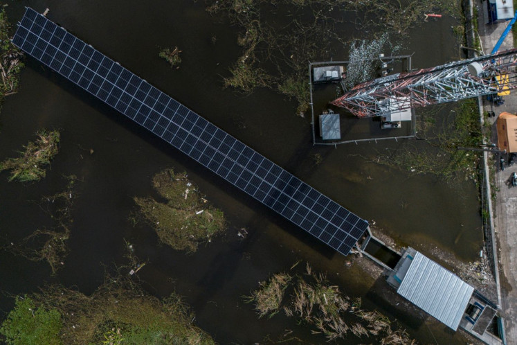 Solar solution: A Central Java government-owned solar-powered water pump operates on Jan. 2 in Sayung area in Demak regency. The facility was built to prevent flooding in Java&rsquo;s north coast route.