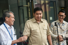Public Housing and Settlements Minister Maruarar Sirait (center) speaks to reporters on Jan. 21, 2026, after a meeting at the Corruption Eradication Commission (KPK) headquarters in Jakarta. The meeting discussed plans to use land in the Meikarta area for the construction of subsidized housing.
