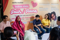Veteran actress Yessy Gusman (second left) speaks to the press about the musical 'Bukan Cinta Galih/Ratna&rsquo; on Jan. 8, 2026, in Kebayoran Baru, South Jakarta. She was joined by 18-year-old director Mikail Edwin Rizki (left), composer Guruh Soekarnoputra (second right) and producer Yessi Haryanda (right). 