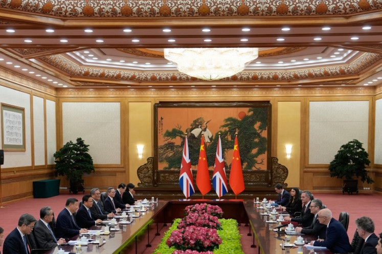Britain's Prime Minister Keir Starmer (4th right) and China's President Xi Jinping (4th left) hold a meeting at the Great Hall of the People in Beijing on January 29, 2026. 