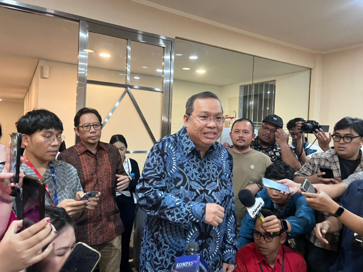 IDX president director Iman Rachman announced his resignation to reporters on Jan. 30.