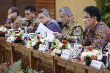 Finance Minister Purbaya Yudhi Sadewa (right) delivers a presentation on Oct. 14, 2025, during a monthly press briefing on the state budget at the Finance Ministry in Central Jakarta. 
