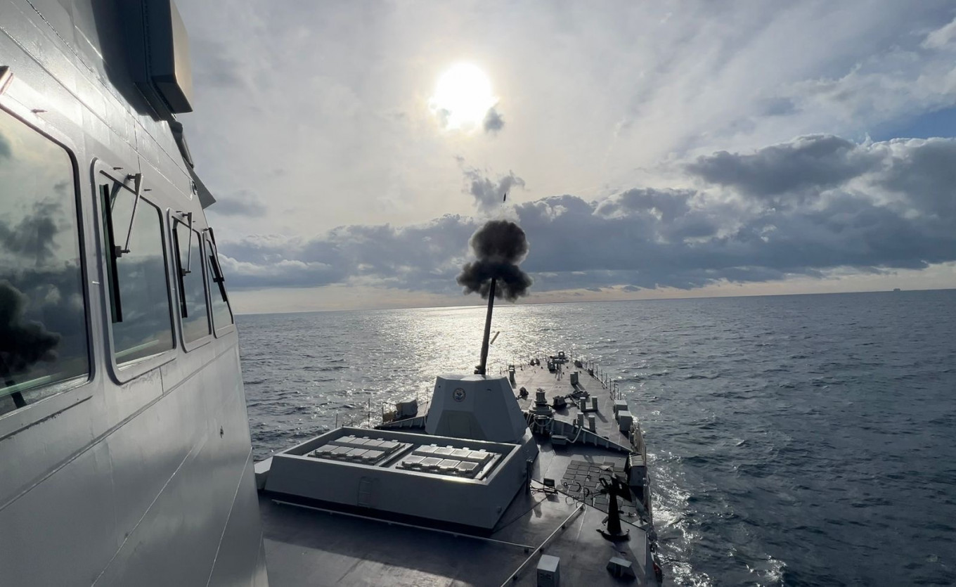 The OTO 127-millimeter Vulcano main naval gun on board the KRI Prabu Siliwangi fires a shot during a firing test in an undisclosed area in Italy on Jan. 27, 2026. The Prabu Siliwangi is the second ship in the Brawijaya-class frigate and is currently conducting a series of sea trials prior to its departure for Indonesia.