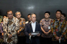 Financial Services Authority (OJK) chairman Mahendra Siregar (front row, center) speaks to the media at the Indonesia Stock Exchange (IDX) in Jakarta on January 29, 2026, following a market collapse triggered by an MSCI warning over transparency and trading manipulation. Mahendra along with IDX president director Iman Rachman (front row, left) and OJK commissioner Inarno Djajadi (front row, right) and deputy commissioner I.B. Aditya Jayaantara (back row, second from right) announced their resignation on the next day. 
