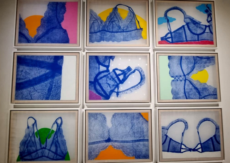 'Je Me Vois&rsquo; by Teresia A. Sitompul, afdruk emulsion on nylon screen and oil pastel