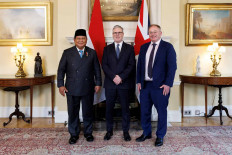 British Prime Minister Keir Starmer (center) is flanked by Indonesian President Prabowo Subianto (left) and Babcock International chief executive officer David Lockwood as they for a picture on Jan. 21 in London. Indonesia is set to acquire two more licenses for Babcock's Arrowhead 140 frigates. 