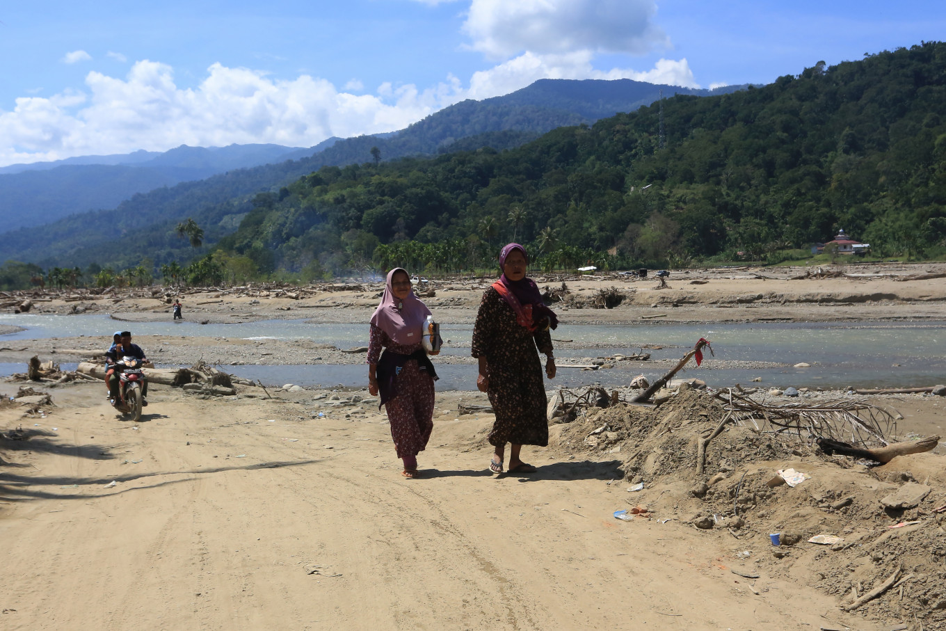 Disaster survivors walk along a road covered by thick mud on Jan. 31, 2026, in Pining village, Pining district, Gayo Lues, Aceh. Aceh Governor Muzakir Manaf has officially shifted the province&rsquo;s disaster response from emergency status to a 90-day emergency transition toward recovery, effective from Jan. 29 to April 29, prioritizing cross-sector coordination of relief efforts, fulfillment of basic needs and protection for vulnerable groups and displaced residents in affected areas.