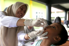 A health worker from the Puskesmas (community health center) of Ulee Kareng, a district in Banda Aceh, Aceh, administers a vitamin A oral supplement to a toddler on Feb. 4, 2026, at the Posyandu (integrated health services post) in Lambhuk subdistrict.