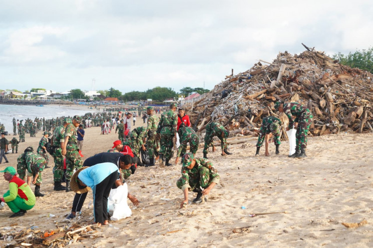 Dozens of Indonesian military (TNI) personnel and volunteers clean Kedonganan Beach in Badung Regency on Jan. 3, 2026, as part of Bali&rsquo;s major beach cleanup initiative following President Prabowo Subianto&rsquo;s criticism of the island&rsquo;s growing waste problem.