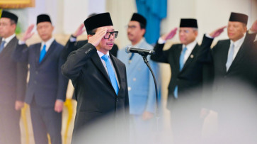 Juda Agung (at mic) salutes on Feb. 5, 2026, during his inauguration as deputy finance minister at the State Palace in Central Jakarta. The former Bank Indonesia deputy governor, in a role swap between the monetary and fiscal authorities, replaces Thomas &ldquo;Tommy&rdquo; Djiwandono, whose nomination as a central bank deputy governor was approved by the legislature on Jan. 26.