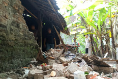 Police and military personnel inspect buildings damaged by the earthquake on Feb. 6, 2026, in Suruh Village, Trenggalek Regency, East Java. Authorities reported that seven homes and one village office in the regency were damaged after a 6.4-magnitude earthquake struck the area at around 1 a.m.