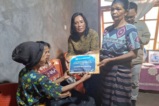 Relatives of an elementary school student who died of alleged suicide show an assistance package from the Elementary and Secondary Education Ministry on Feb. 5, 2026, at their home in Ngada regency, East Nusa Tenggara.