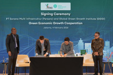 Representatives of PT Sarana Multi Infrastruktur (PT SMI) sign grant agreements and memorandums of understanding with international development partners on Feb. 4 during a donor coordination meeting in Jakarta.