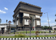 Myth and mandate: Simpang Lima Gumul Monument, a popular landmark, stands on Nov. 25, 2025, in Kediri, East Java. Long tied to Javanese belief that sees power as a moral trust bound by restraint, the city continues to cast a quiet shadow over Indonesia&rsquo;s political imagination.
