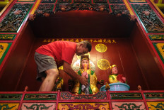 A temple caretaker wipes statues of the Sea Goddess and companion figures that are hundreds of years old on Feb. 11, 2026, at the prayer altar of Bodhisatva Karaniya Metta Vihara on Jl. Sultan Muhammad in Pontianak, West Kalimantan. The temple, also known as the Three Deities Temple and believed to have been established before 1822, is among Pontianak&rsquo;s cultural heritage sites and is being prepared ahead of the 2026 Lunar New Year.