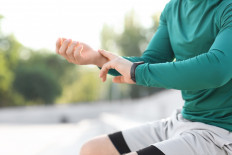 An illustration of self-pulse palpation, or checking one&rsquo;s pulse by touch