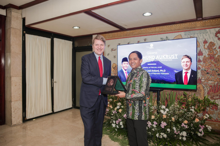 Norwegian International Development Minister Asmund Aukrust (left) shakes hands and holds a memento with Indonesian Forestry Minister Raja Juli Antoni on Feb. 12 during the launch of the fourth period of the Community Environmental Fund Service Small Grant in Jakarta. The small grant is a funding scheme to support Indonesia&rsquo;s Forestry and Other Land Use (FOLU) Net sink 2030 target.