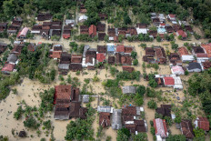 Floodwaters submerge Tinanding Village on Tuesday in Gubug District, Grobogan Regency, Central Java. Torrential rains have caused severe flooding across Grobogan regency, damaging key roads, inundating homes and submerging thousands of hectares of rice fields.
