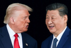 United States President Donald Trump and Chinese President Xi Jinping talk as they leave after a bilateral meeting on the sidelines of the Asia-Pacific Economic Cooperation (APEC) summit in Busan, South Korea, on Oct. 30, 2025.