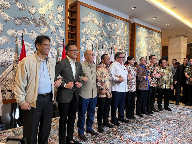 Financial Services Authority (OJK) acting head Friderica Widyasari Dewi (fourth right), and another newly appointed OJK leader, Hasan Fawzi (third right), brief the press after taking on their new roles on Jan. 31, a day after previous leaders announced their resignations. Jeffrey Hendrik (second from right), meanwhile, is expected to assume ad-interim the role of Indonesia Stock Exchange (IDX) president director. 