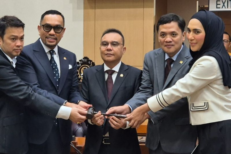 House of Representatives deputy speaker Sufmi Dasco Ahmad (center) of Gerindra Party poses with NasDem Party lawmaker Ahmad Sahroni (second left) and other members of Commission III leadership on Feb. 19 at the Senayan legislative complex in Jakarta.