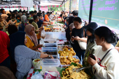 Shoppers crowd to choose snacks at Pasar Takjil Ramadhan Bendungan Hilir in Jakarta, on Sunday, Feb. 22, 2026. The Benhil Ramadan market draws large numbers of visitors during the holy month of Ramadan seeking a variety of iftar dishes.